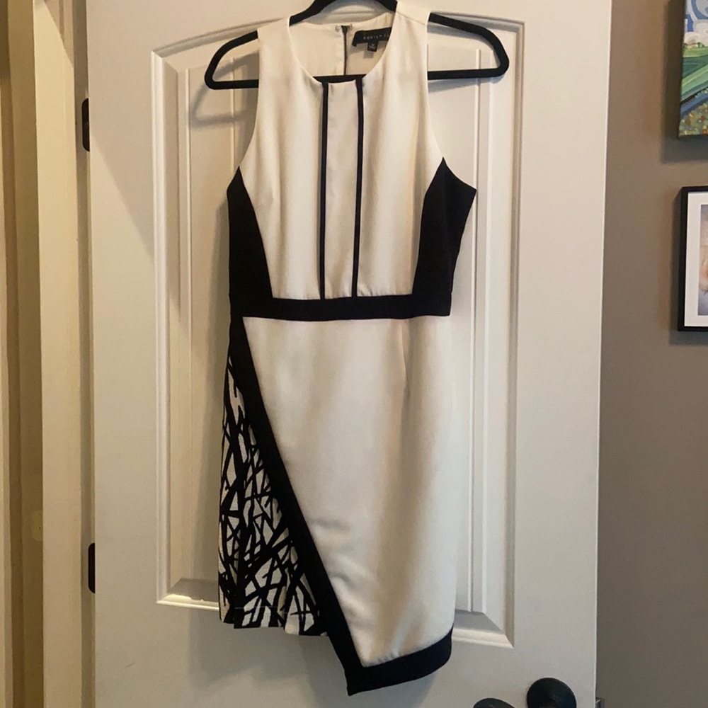 Short white and black dress, Adelyn Rae